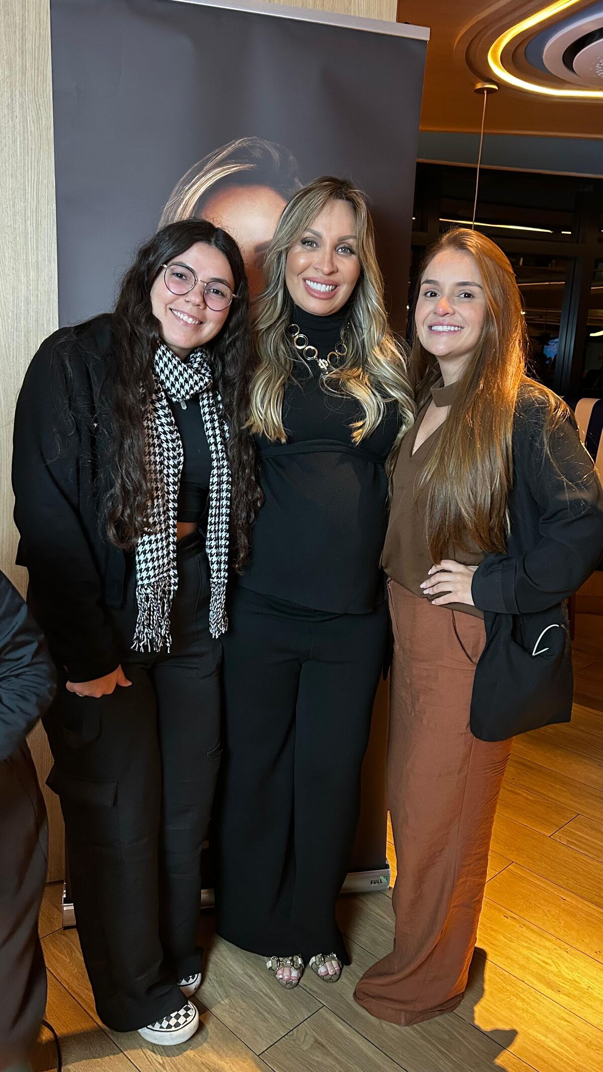 Érika ao lado de convidada, ambas sorrindo
